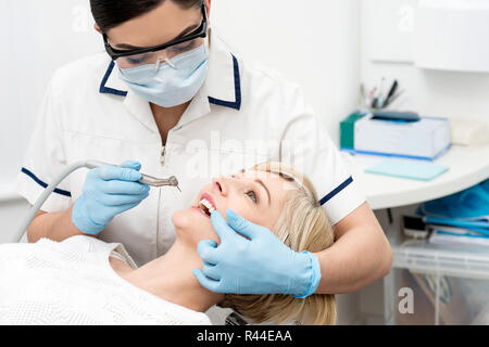 En traitement du patient à partir de dentiste Banque D'Images