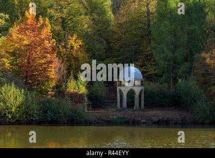 Cowdray Park et Benbow étang avec le temple et les couleurs de l'automne près de Midhurst West Sussex Banque D'Images