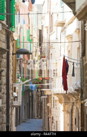 Molfetta, Pouilles, Italie - l'étroitesse de vie dans la ruelles anciennes de Molfetta Banque D'Images