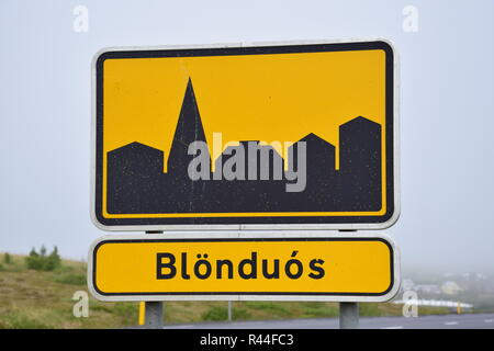 La ville signe de Blönduos, une petite ville dans le nord-ouest de l'Islande. Banque D'Images