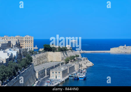 Scène d'un port de ferry La Valette sur Malte, île de l'état européenne Banque D'Images