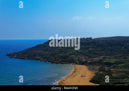 Ramla Bay - belle plage de l'île maltaise de Gozo. Malte est un état insulaire européenne Banque D'Images