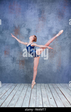 La jeune ballerine posing Banque D'Images