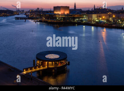 Le port de Copenhague avec le Royal Opera House port eau plate-forme bus en face, Copenhague, Danemark Banque D'Images