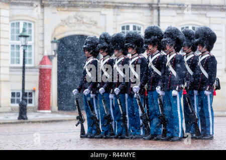 Les gardiens de la vie royale devant le Palais d'Amalienborg lors d'une tempête de neige, Copenhague, Danemark Banque D'Images
