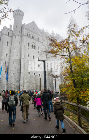 Château de Neuschwanstein,bâtiments Tower dans la cour du château Le château de Neuschwanstein, près de Füssen, Fussen, Ostallgaeu, Allgaeu, Bavaria, Germany, Banque D'Images