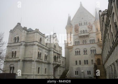 Tour,bâtiments dans la cour du château Le château de Neuschwanstein, près de Füssen, Fussen, Ostallgaeu, Allgaeu, Bavaria, Germany, Europe Banque D'Images