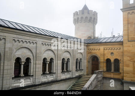 Le château de Neuschwanstein, bâtiments,Tower dans la cour du château de Neuschwanstein, près de Füssen, Fussen, Ostallgaeu, Allgaeu, Bavaria, Germany, Europe Banque D'Images