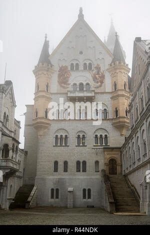 Château de Neuschwanstein,bâtiments Tower dans la cour du château, près de Füssen, Fussen, Ostallgaeu, Allgaeu, Bavaria, Germany, Europe Banque D'Images