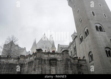 Tour,bâtiments dans la cour du château Le château de Neuschwanstein, près de Füssen, Fussen, Ostallgaeu, Allgaeu, Bavaria, Germany, Europe Banque D'Images