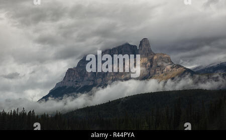 Les nuages bas se bloque autour de la base de Castel Mountain dans le parc national de Banff Banque D'Images