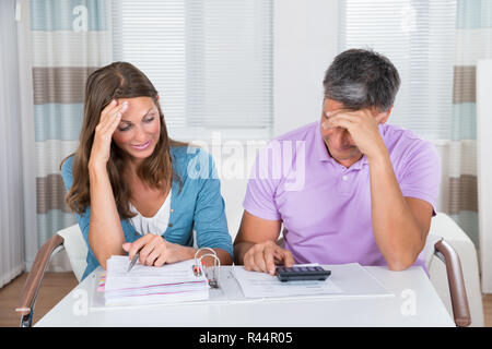 Young Couple Looking At factures impayées Banque D'Images