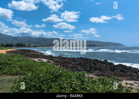 Vue de la côte de lave le long de Waialua Bay dans le nord de Oahu, Hawaii Banque D'Images