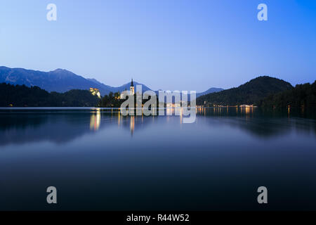 À l'aube le lac de Bled avec un ciel bleu, la Slovénie Banque D'Images