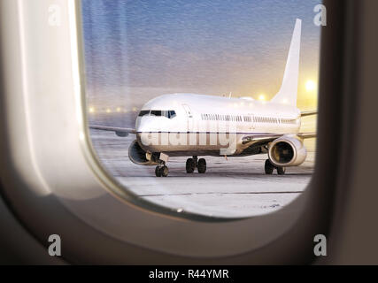 L'aéroport avion blanc dans les conditions de vol à vue, à travers la vitre Banque D'Images