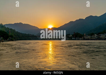 Ram Jhula et le lever du soleil sur le Gange, Rishikesh Banque D'Images