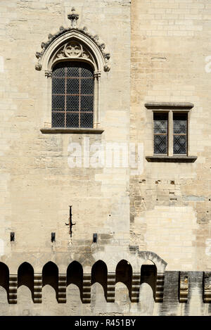 Fenêtres gothiques en cour intérieure ou cours d'Honneur Palais des Papes, le Palais des Papes ou Palais des Papes Avignon Provence France Banque D'Images