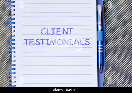 Témoignages clients écrire sur des ordinateurs portables Banque D'Images