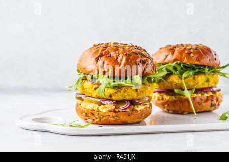 Pois chiches vegan hamburgers avec roquette, de concombres et de l'humus. Régime alimentaire à base de plantes concept. Banque D'Images