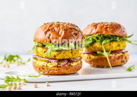 Pois chiches vegan hamburgers avec roquette, de concombres et de l'humus. Régime alimentaire à base de plantes concept. Banque D'Images