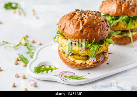 Pois chiches vegan hamburgers avec roquette, de concombres et de l'humus. Régime alimentaire à base de plantes concept. Banque D'Images