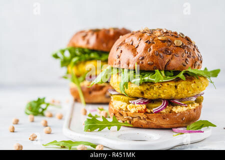 Pois chiches vegan hamburgers avec roquette, de concombres et de l'humus. Régime alimentaire à base de plantes concept. Banque D'Images