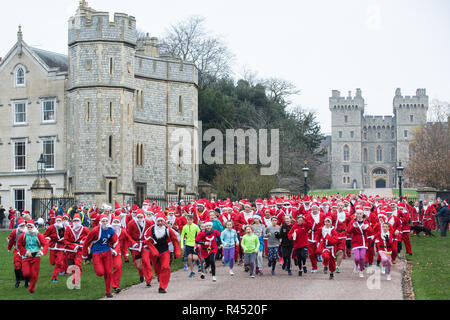 Windsor, Royaume-Uni. 25 novembre, 2018. Porteur habillé en père Noël et ses rennes prendre part au 2018 Santa Dash dans l'aide de l'Alexander Devine Children's Hospice sur la longue promenade à Windsor Great Park. Credit : Mark Kerrison/Alamy Live News Banque D'Images