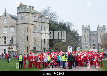 Windsor, Royaume-Uni. 25 novembre, 2018. Porteur habillé en père Noël et ses rennes prendre part au 2018 Santa Dash dans l'aide de l'Alexander Devine Children's Hospice sur la longue promenade à Windsor Great Park. Credit : Mark Kerrison/Alamy Live News Banque D'Images