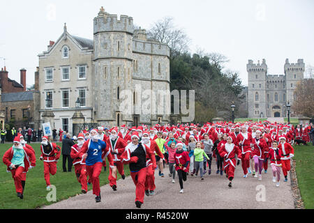 Windsor, Royaume-Uni. 25 novembre, 2018. Porteur habillé en père Noël et ses rennes prendre part au 2018 Santa Dash dans l'aide de l'Alexander Devine Children's Hospice sur la longue promenade à Windsor Great Park. Credit : Mark Kerrison/Alamy Live News Banque D'Images