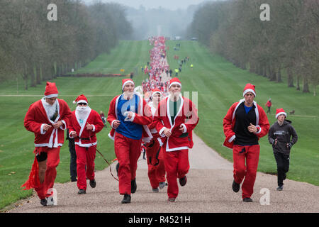 Windsor, Royaume-Uni. 25 novembre, 2018. Porteur habillé en père Noël et ses rennes prendre part au 2018 Santa Dash dans l'aide de l'Alexander Devine Children's Hospice sur la longue promenade à Windsor Great Park. Credit : Mark Kerrison/Alamy Live News Banque D'Images