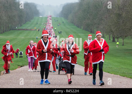 Windsor, Royaume-Uni. 25 novembre, 2018. Porteur habillé en père Noël et ses rennes prendre part au 2018 Santa Dash dans l'aide de l'Alexander Devine Children's Hospice sur la longue promenade à Windsor Great Park. Credit : Mark Kerrison/Alamy Live News Banque D'Images