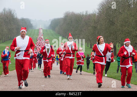 Windsor, Royaume-Uni. 25 novembre, 2018. Porteur habillé en père Noël et ses rennes prendre part au 2018 Santa Dash dans l'aide de l'Alexander Devine Children's Hospice sur la longue promenade à Windsor Great Park. Credit : Mark Kerrison/Alamy Live News Banque D'Images