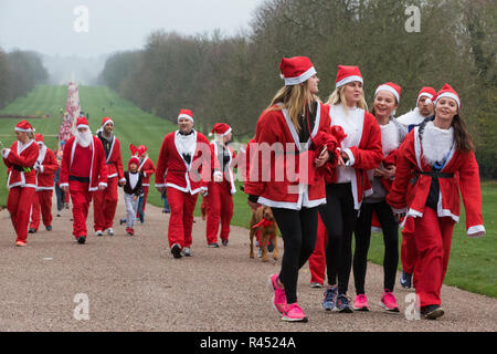 Windsor, Royaume-Uni. 25 novembre, 2018. Porteur habillé en père Noël et ses rennes prendre part au 2018 Santa Dash dans l'aide de l'Alexander Devine Children's Hospice sur la longue promenade à Windsor Great Park. Credit : Mark Kerrison/Alamy Live News Banque D'Images