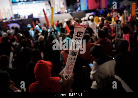 Les supporters affluent pour le dernier rallye de campagne et maire de Taipei au pouvoir mayoral candidate à un second mandat Ko Wen-je (pas sur la photo) à Taipei, Taiwan, le 23 novembre 2018. Le 24 novembre, les Taïwanais vont voter pour neuf dans une élection municipale, avec le maire du comté, mais aussi pour les différentes questions soumises à référendum. 23 novembre 2018 Crédit : Nicolas Datiche/AFLO/Alamy Live News Banque D'Images