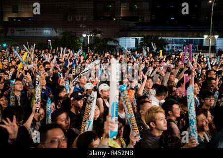 Les supporters affluent pour le dernier rallye de campagne et maire de Taipei au pouvoir mayoral candidate à un second mandat Ko Wen-je (pas sur la photo) à Taipei, Taiwan, le 23 novembre 2018. Le 24 novembre, les Taïwanais vont voter pour neuf dans une élection municipale, avec le maire du comté, mais aussi pour les différentes questions soumises à référendum. 23 novembre 2018 Crédit : Nicolas Datiche/AFLO/Alamy Live News Banque D'Images