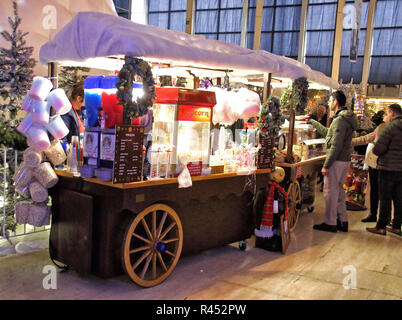 Milton Keynes, Royaume-Uni. 24 Nov, 2018. Des centres commerciaux comme : MK et Intu Milton Keynes ont été transformés en leur propre pays des merveilles de Noël pour la durée de la saison de vacances tout en Middleton Hall, il y avait un carrousel à l'ancienne, cabines de Noël, une boule à neige Photo Booth, train donnant manèges pour enfants et Santa's Grotto et à l'extérieur de Queens Court il a été transformé en un marché de Noël. Credit : Keith Mayhew SOPA/Images/ZUMA/Alamy Fil Live News Banque D'Images