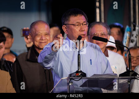 Candidat à la mairie et le maire au pouvoir pour un second mandat Ko Wen-je prononce un discours lors de la dernière campagne rallye de sa campagne à Taipei, Taiwan, le 23 novembre 2018. Le 24 novembre, les Taïwanais vont voter pour neuf dans une élection municipale, avec le maire du comté, mais aussi pour les différentes questions soumises à référendum. 23 novembre 2018 Crédit : Nicolas Datiche/AFLO/Alamy Live News Banque D'Images