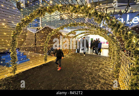 Milton Keynes, Royaume-Uni. 24 Nov, 2018. Des centres commerciaux comme : MK et Intu Milton Keynes ont été transformés en leur propre pays des merveilles de Noël pour la durée de la saison de vacances tout en Middleton Hall, il y avait un carrousel à l'ancienne, cabines de Noël, une boule à neige Photo Booth, train donnant manèges pour enfants et Santa's Grotto et à l'extérieur de Queens Court il a été transformé en un marché de Noël. Credit : Keith Mayhew SOPA/Images/ZUMA/Alamy Fil Live News Banque D'Images