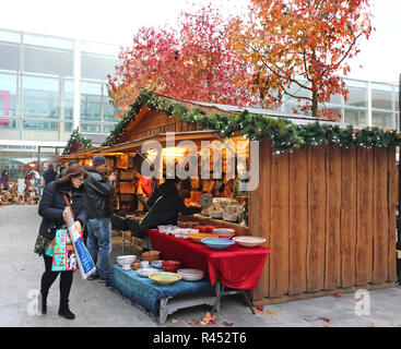 Milton Keynes, Royaume-Uni. 24 Nov, 2018. Des centres commerciaux comme : MK et Intu Milton Keynes ont été transformés en leur propre pays des merveilles de Noël pour la durée de la saison de vacances tout en Middleton Hall, il y avait un carrousel à l'ancienne, cabines de Noël, une boule à neige Photo Booth, train donnant manèges pour enfants et Santa's Grotto et à l'extérieur de Queens Court il a été transformé en un marché de Noël. Credit : Keith Mayhew SOPA/Images/ZUMA/Alamy Fil Live News Banque D'Images