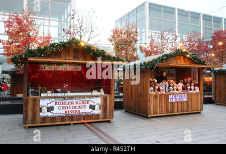 Milton Keynes, Royaume-Uni. 24 Nov, 2018. Des centres commerciaux comme : MK et Intu Milton Keynes ont été transformés en leur propre pays des merveilles de Noël pour la durée de la saison de vacances tout en Middleton Hall, il y avait un carrousel à l'ancienne, cabines de Noël, une boule à neige Photo Booth, train donnant manèges pour enfants et Santa's Grotto et à l'extérieur de Queens Court il a été transformé en un marché de Noël. Credit : Keith Mayhew SOPA/Images/ZUMA/Alamy Fil Live News Banque D'Images