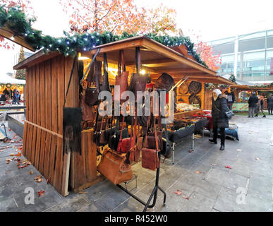 Milton Keynes, Royaume-Uni. 24 Nov, 2018. Des centres commerciaux comme : MK et Intu Milton Keynes ont été transformés en leur propre pays des merveilles de Noël pour la durée de la saison de vacances tout en Middleton Hall, il y avait un carrousel à l'ancienne, cabines de Noël, une boule à neige Photo Booth, train donnant manèges pour enfants et Santa's Grotto et à l'extérieur de Queens Court il a été transformé en un marché de Noël. Credit : Keith Mayhew SOPA/Images/ZUMA/Alamy Fil Live News Banque D'Images