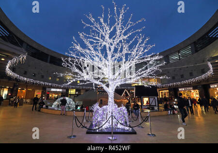 Milton Keynes, Royaume-Uni. 24 Nov, 2018. Des centres commerciaux comme : MK et Intu Milton Keynes ont été transformés en leur propre pays des merveilles de Noël pour la durée de la saison de vacances tout en Middleton Hall, il y avait un carrousel à l'ancienne, cabines de Noël, une boule à neige Photo Booth, train donnant manèges pour enfants et Santa's Grotto et à l'extérieur de Queens Court il a été transformé en un marché de Noël. Credit : Keith Mayhew SOPA/Images/ZUMA/Alamy Fil Live News Banque D'Images