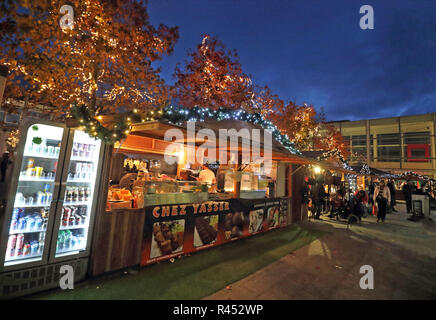 Milton Keynes, Royaume-Uni. 24 Nov, 2018. Des centres commerciaux comme : MK et Intu Milton Keynes ont été transformés en leur propre pays des merveilles de Noël pour la durée de la saison de vacances tout en Middleton Hall, il y avait un carrousel à l'ancienne, cabines de Noël, une boule à neige Photo Booth, train donnant manèges pour enfants et Santa's Grotto et à l'extérieur de Queens Court il a été transformé en un marché de Noël. Credit : Keith Mayhew SOPA/Images/ZUMA/Alamy Fil Live News Banque D'Images