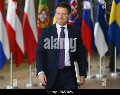 Bruxelles, Belgique. 25Th Nov, 2018. Le Premier ministre italien Giuseppe Conte arrive à un Brexit spécial sommet à Bruxelles, Belgique, le 25 novembre 2018. Credit : Ye Pingfan/Xinhua/Alamy Live News Banque D'Images