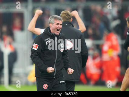 Friedhelm FUNKEL, headcoach DHS, encourageant, de joie, d'émotions, de fête, de rire, ils applaudissent, se réjouir, de déchirer les bras, serrant le poing, célébrer, célébration, FC BAYERN MUNICH - FORTUNA DÜSSELDORF 3-3 - DFL RÈGLEMENT INTERDIT TOUTE UTILISATION DES PHOTOGRAPHIES comme des séquences d'images et/ou quasi-vidéo - 1.ligue de soccer allemand , Munich, 24 novembre 2018, journée 12 saison 2018/2019, FCB, Düsseldorf © Peter Schatz / Alamy Live News Banque D'Images