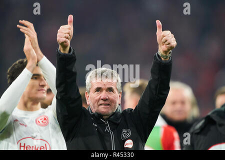 Friedhelm FUNKEL, headcoach DHS, encourageant, de joie, d'émotions, de fête, de rire, ils applaudissent, se réjouir, de déchirer les bras, serrant le poing, célébrer, célébration, FC BAYERN MUNICH - FORTUNA DÜSSELDORF 3-3 - DFL RÈGLEMENT INTERDIT TOUTE UTILISATION DES PHOTOGRAPHIES comme des séquences d'images et/ou quasi-vidéo - 1.ligue de soccer allemand , Munich, 24 novembre 2018, journée 12 saison 2018/2019, FCB, Düsseldorf © Peter Schatz / Alamy Live News Banque D'Images