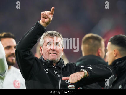 Friedhelm FUNKEL, headcoach DHS, encourageant, de joie, d'émotions, de fête, de rire, ils applaudissent, se réjouir, de déchirer les bras, serrant le poing, célébrer, célébration, FC BAYERN MUNICH - FORTUNA DÜSSELDORF 3-3 - DFL RÈGLEMENT INTERDIT TOUTE UTILISATION DES PHOTOGRAPHIES comme des séquences d'images et/ou quasi-vidéo - 1.ligue de soccer allemand , Munich, 24 novembre 2018, journée 12 saison 2018/2019, FCB, Düsseldorf © Peter Schatz / Alamy Live News Banque D'Images