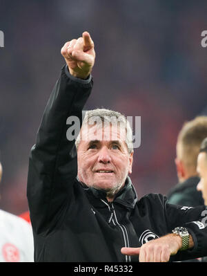 Friedhelm FUNKEL, headcoach DHS, encourageant, de joie, d'émotions, de fête, de rire, ils applaudissent, se réjouir, de déchirer les bras, serrant le poing, célébrer, célébration, FC BAYERN MUNICH - FORTUNA DÜSSELDORF 3-3 - DFL RÈGLEMENT INTERDIT TOUTE UTILISATION DES PHOTOGRAPHIES comme des séquences d'images et/ou quasi-vidéo - 1.ligue de soccer allemand , Munich, 24 novembre 2018, journée 12 saison 2018/2019, FCB, Düsseldorf © Peter Schatz / Alamy Live News Banque D'Images