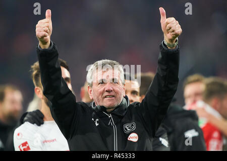 Friedhelm FUNKEL, headcoach DHS, encourageant, de joie, d'émotions, de fête, de rire, ils applaudissent, se réjouir, de déchirer les bras, serrant le poing, célébrer, célébration, FC BAYERN MUNICH - FORTUNA DÜSSELDORF 3-3 - DFL RÈGLEMENT INTERDIT TOUTE UTILISATION DES PHOTOGRAPHIES comme des séquences d'images et/ou quasi-vidéo - 1.ligue de soccer allemand , Munich, 24 novembre 2018, journée 12 saison 2018/2019, FCB, Düsseldorf © Peter Schatz / Alamy Live News Banque D'Images