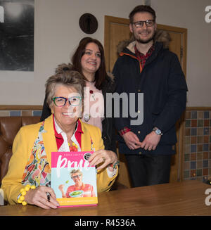 Windermere Cumbria UK 25 novembre 2018 Windermere Cabines ,Prue Leith tournée de lecture .signature:Crédit Gordon Shoosmith/Alamy Live News Banque D'Images